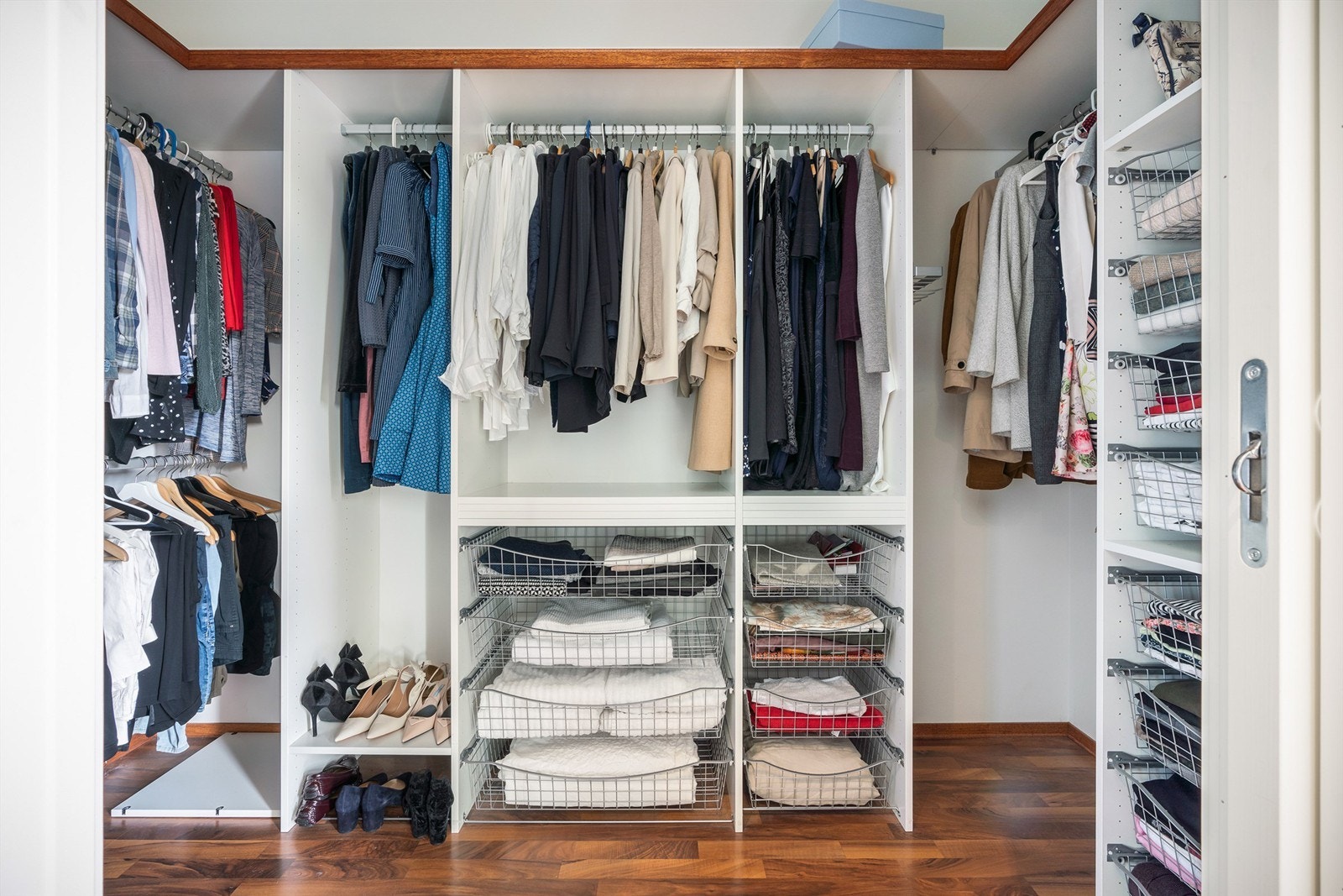 Walk in closet tilknyttet soverom Galleribilde