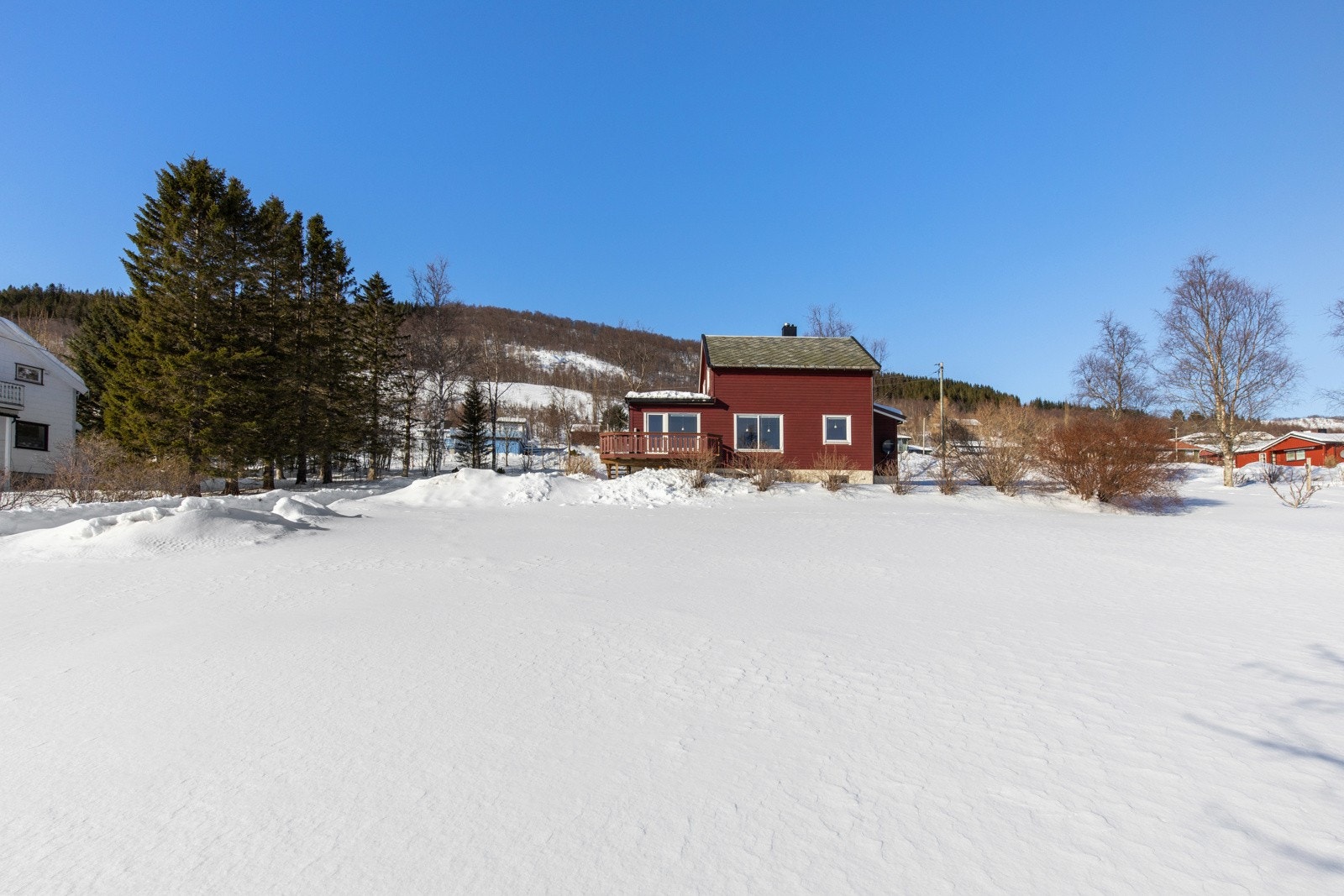 Eiendommen kan skilte med nesten 5 mål solrik tomt, med garasje nede ved adkomstveien. Galleribilde