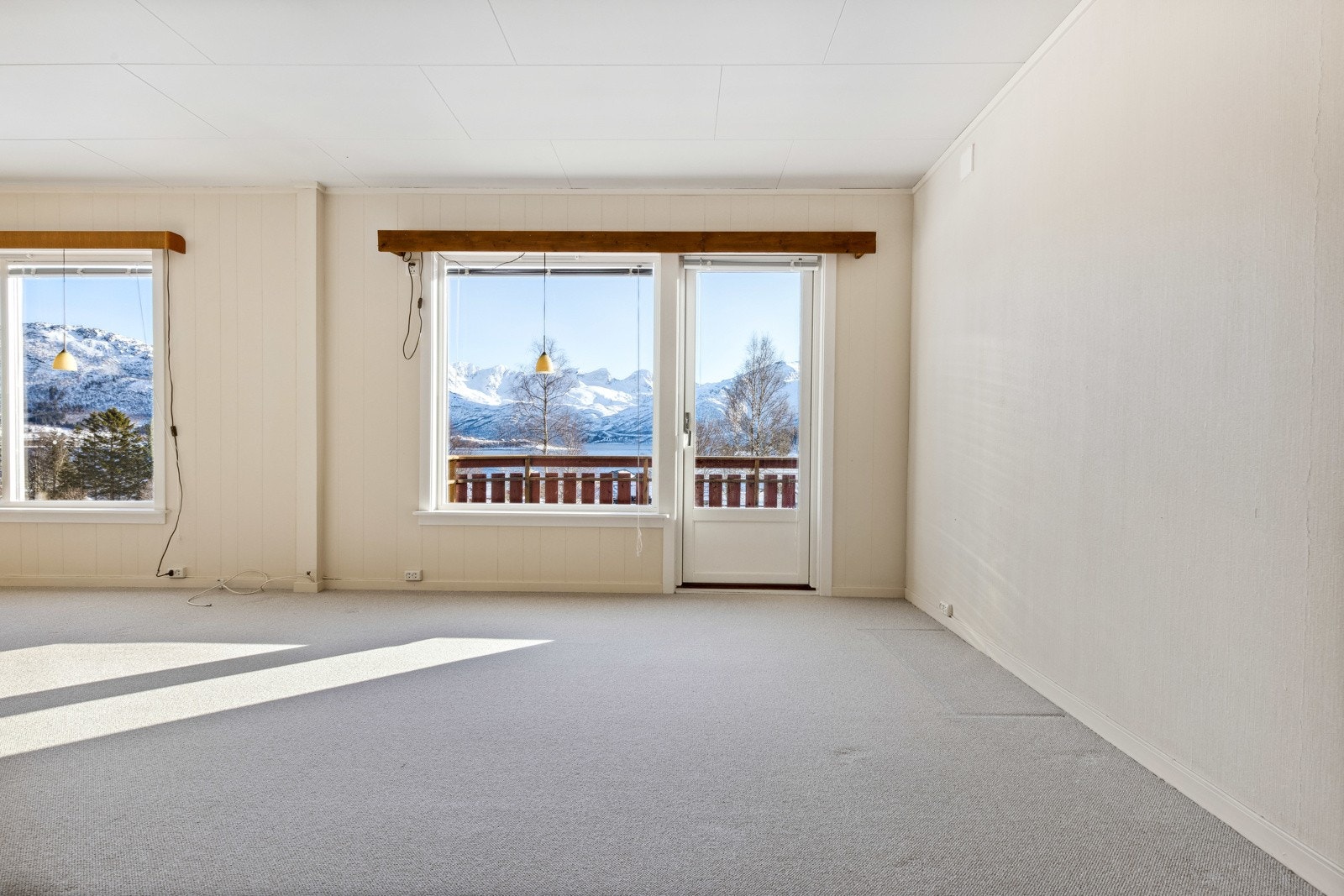 Fra stuen er det adkomst til en romslig veranda med fantastisk sjøutsikt - helt uten bebyggelse i forkant. Galleribilde