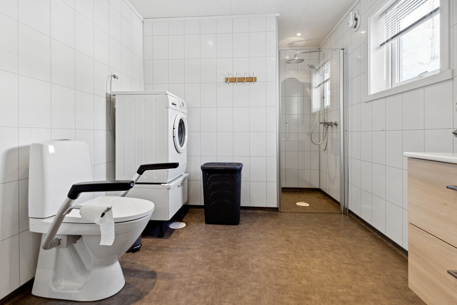 Badet i 1. etasje er pusset opp i 2015, og fremstår stilrent og moderne. Galleribilde