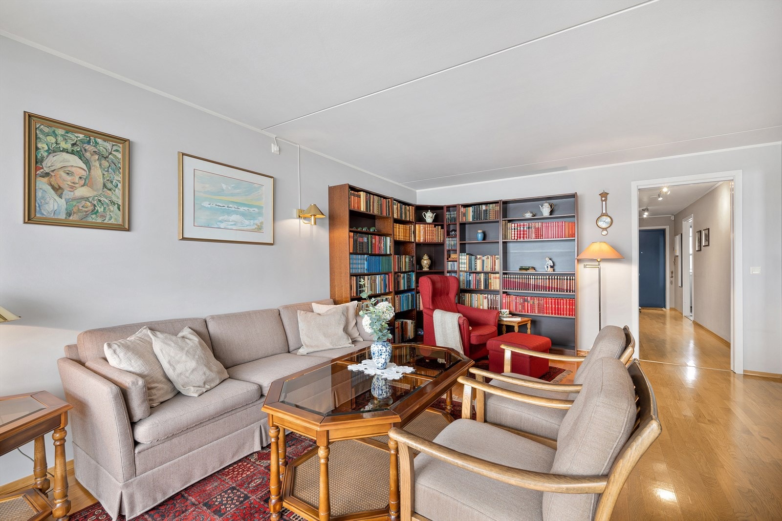 På stuegulvet er det parkett, mens veggene er malt i en delikat gråtone. Galleribilde