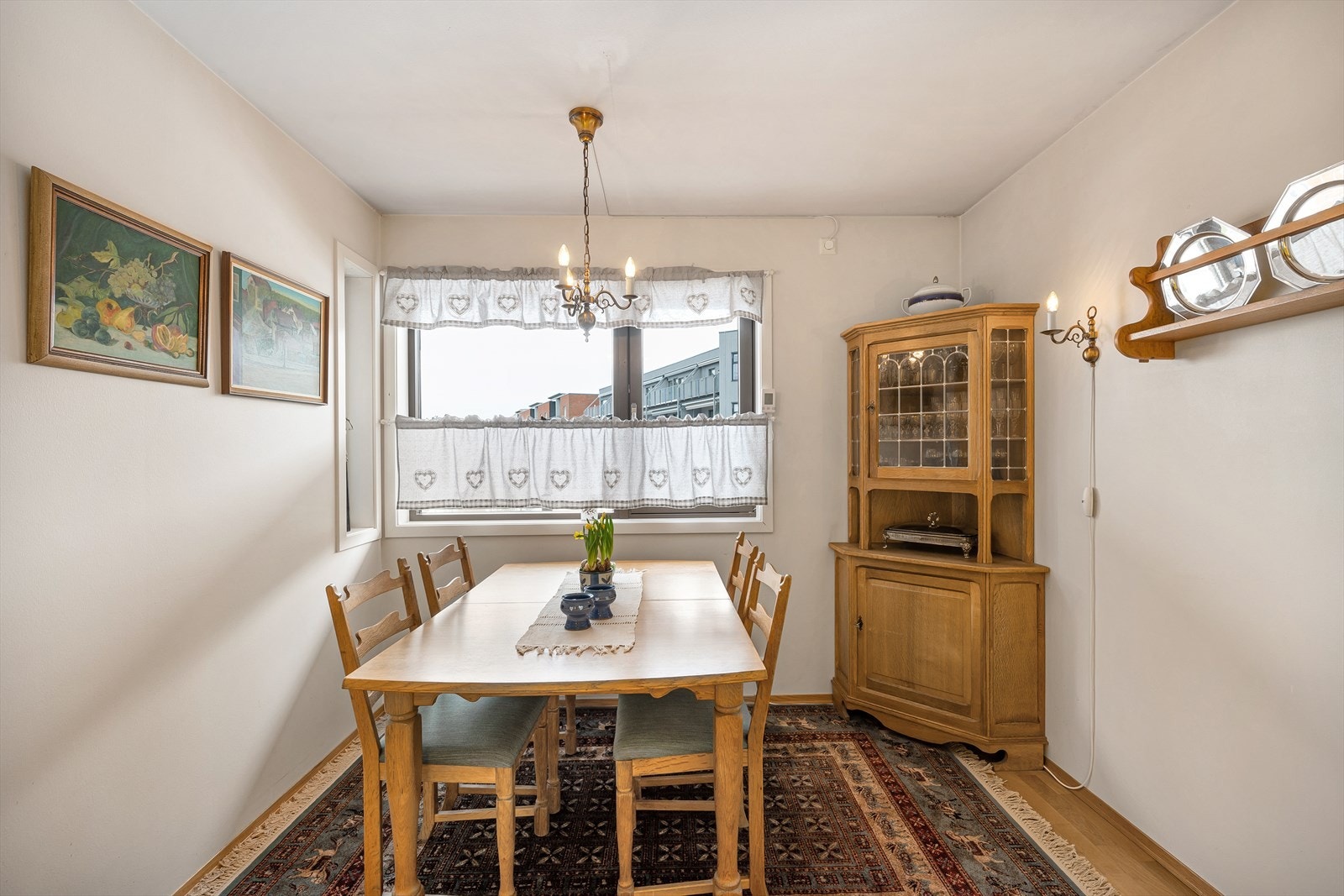 Det er plass til spisebord, og kjøkkenet innbyr til hyggelige måltider. Galleribilde