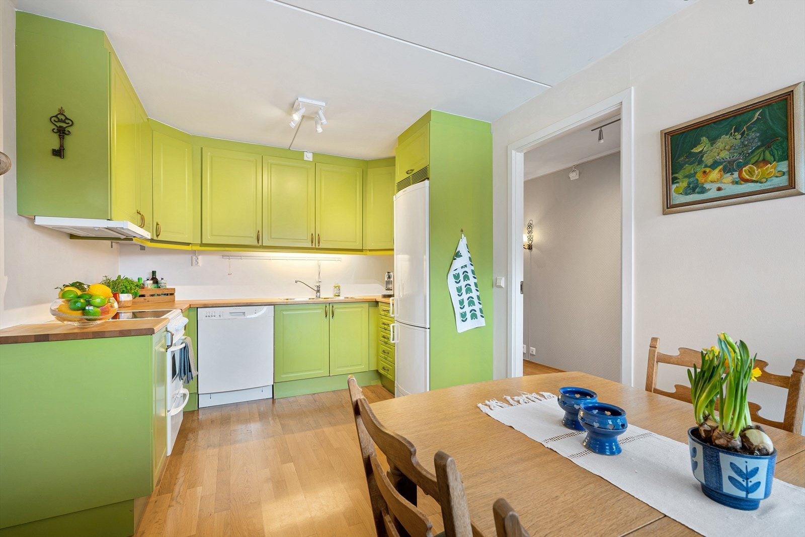 Innredningen har profilerte fronter i limegrønt og heltre benkeplate med dobbel oppvaskkum av stål. Galleribilde