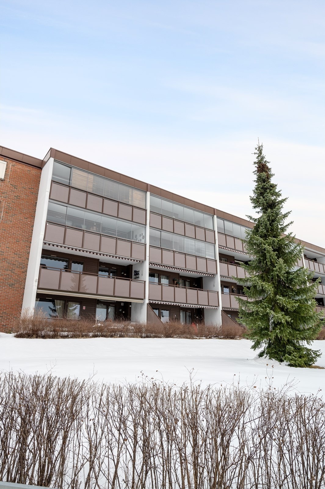 Beliggenheten er sentral og barnevennlig, med kort gangavstand til alt man trenger i hverdagen. Galleribilde