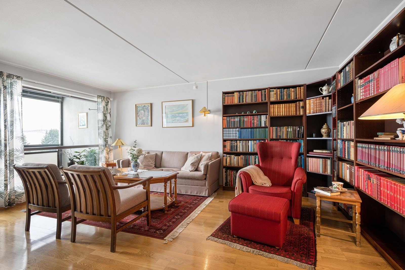 Stuen er pen og hyggelig med gode lysforhold via en stor vindusflate i front. Galleribilde