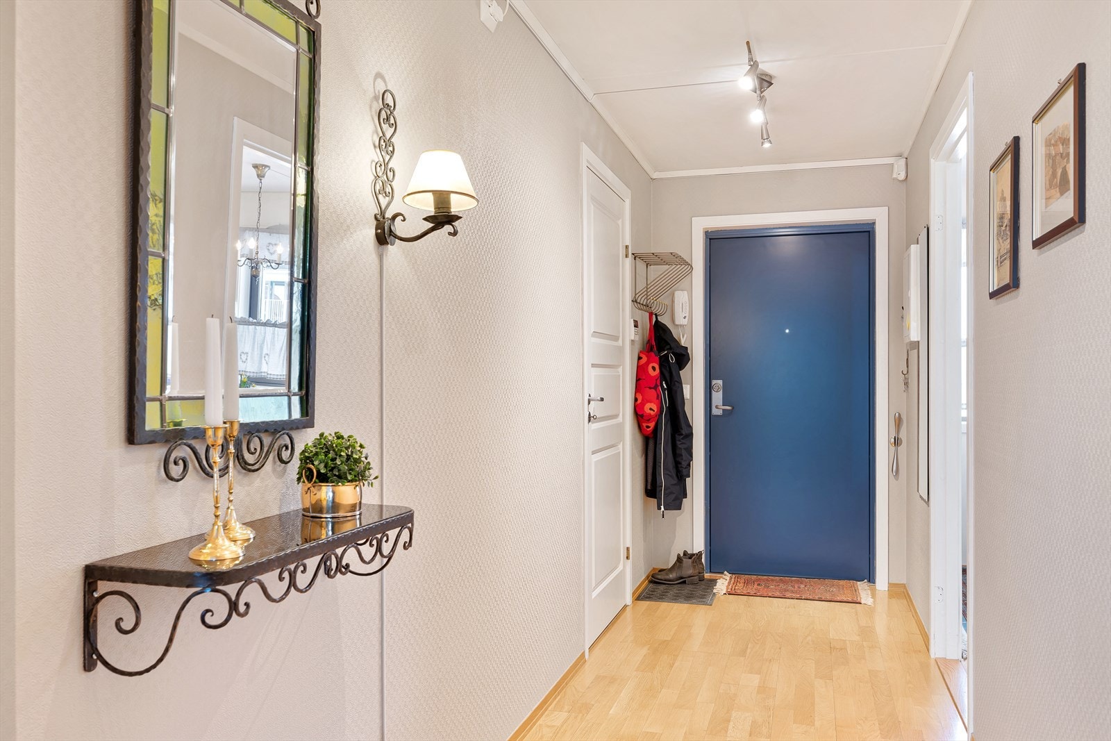 Entreen er innbydende med parkettgulv og gråmalte vegger. Galleribilde