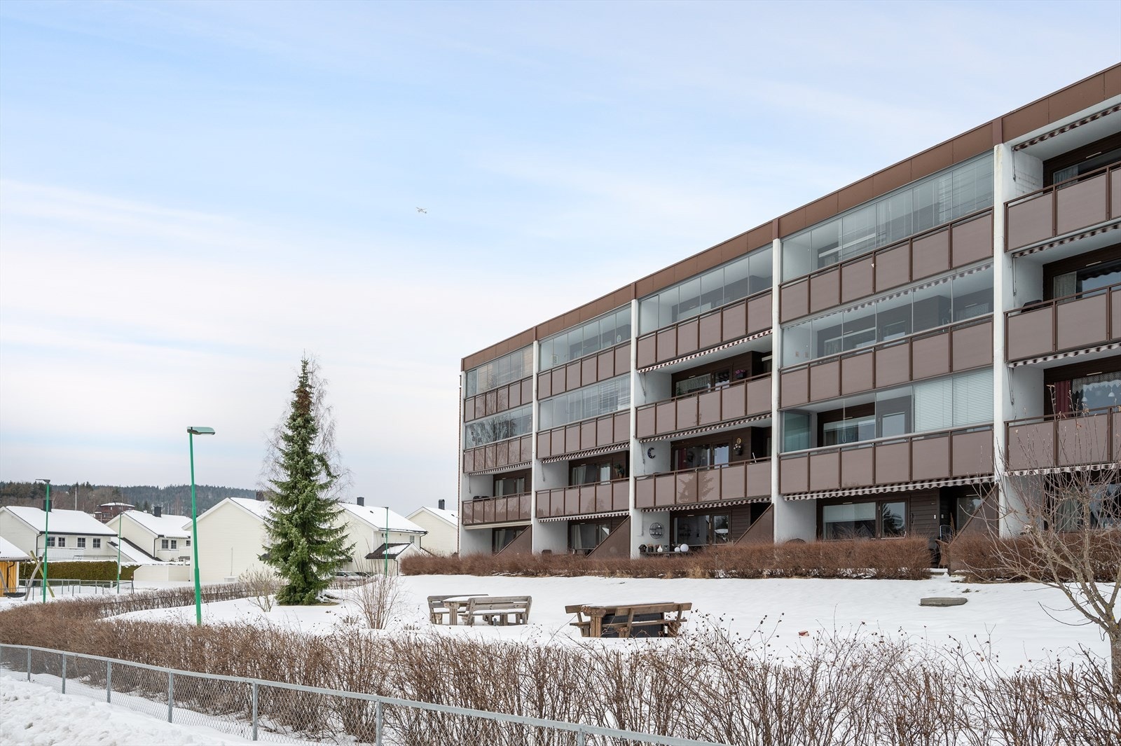 Her bor man i et sentralt og barnevennlig område, rett ved buss, tog, skole, dagligvarebutikk og fine idrettsfasiliteter. Galleribilde