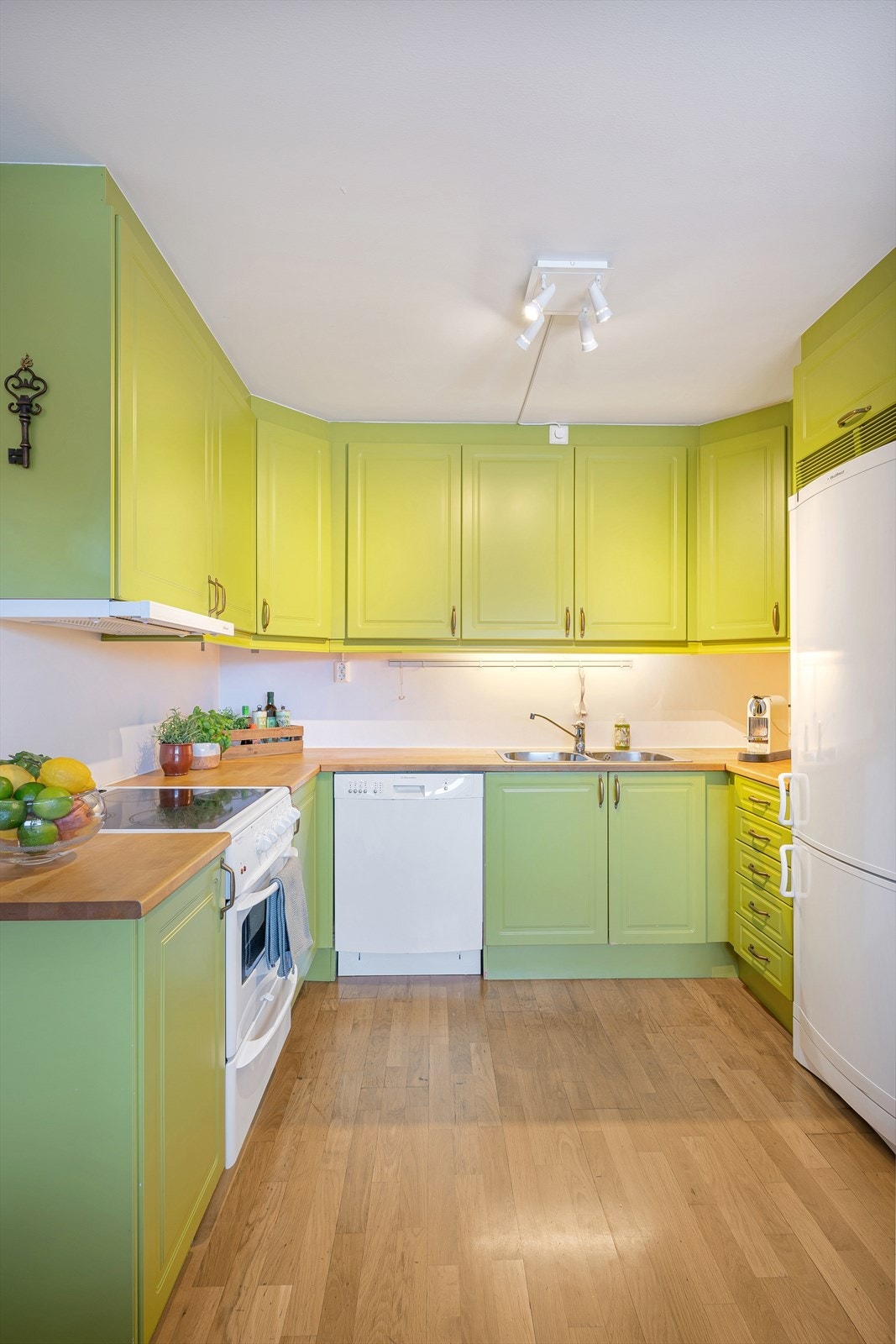 Over benken er det belysning, og over kokesonen er det installert en ventilator. Galleribilde