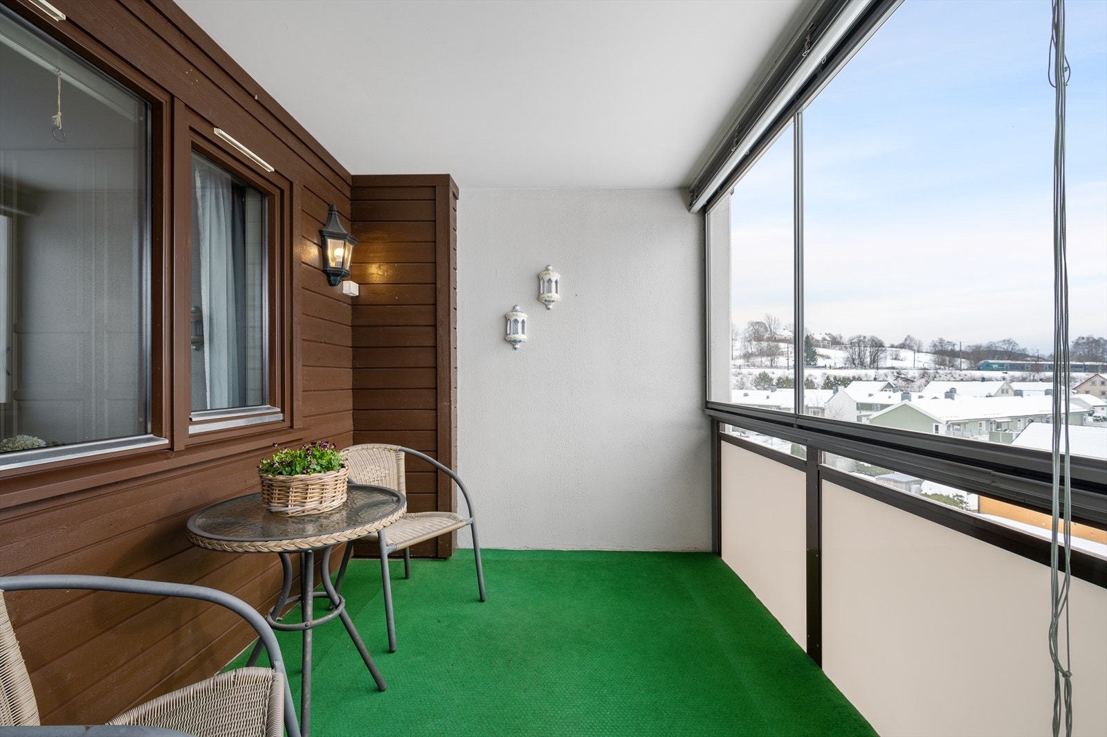 På balkongen er det belysning, utestikk og teppegulv. Galleribilde