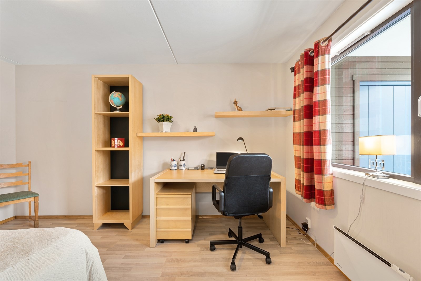 Leiligheten har to delikate soverom med parkettgulv og lysmalte vegger. Galleribilde