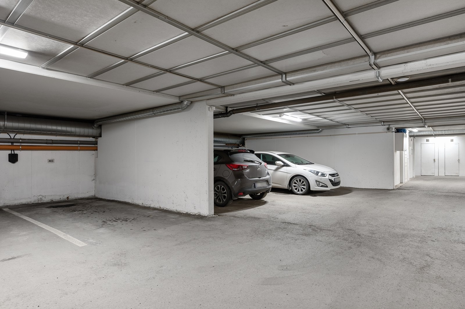 Det følger med egen biloppstillingsplass i en felles parkeringskjeller. Galleribilde