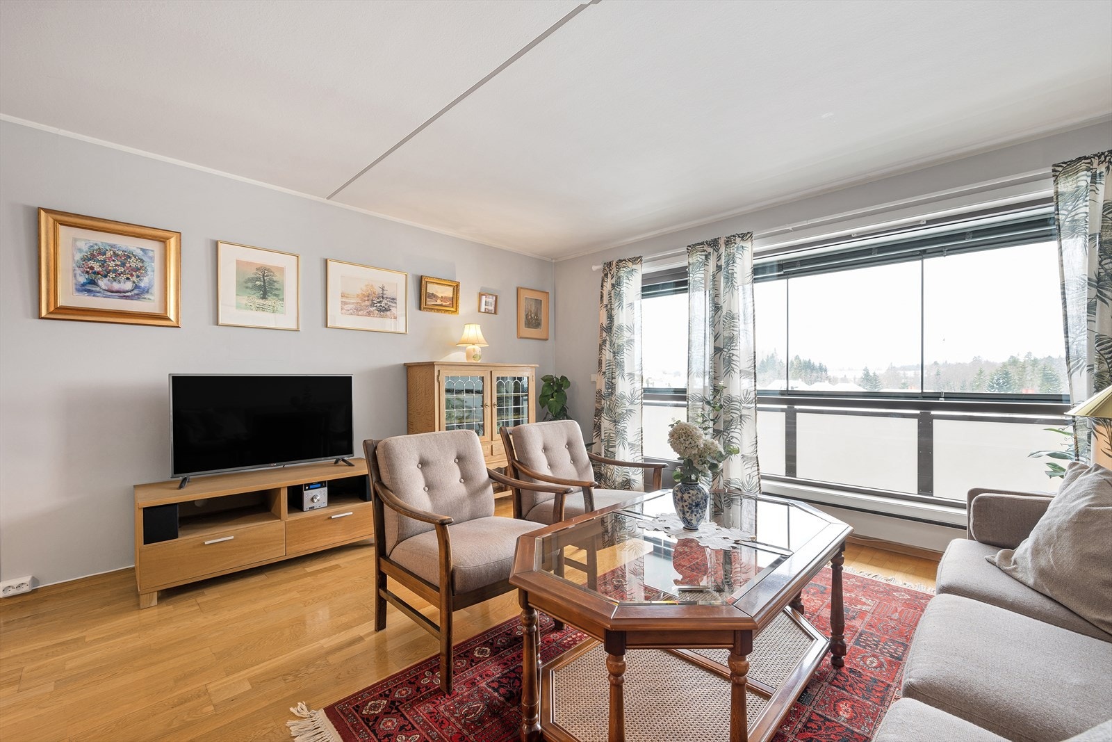 En glassdør fører ut til den innglassede balkongen, en herlig romforlengelse året rundt. Galleribilde