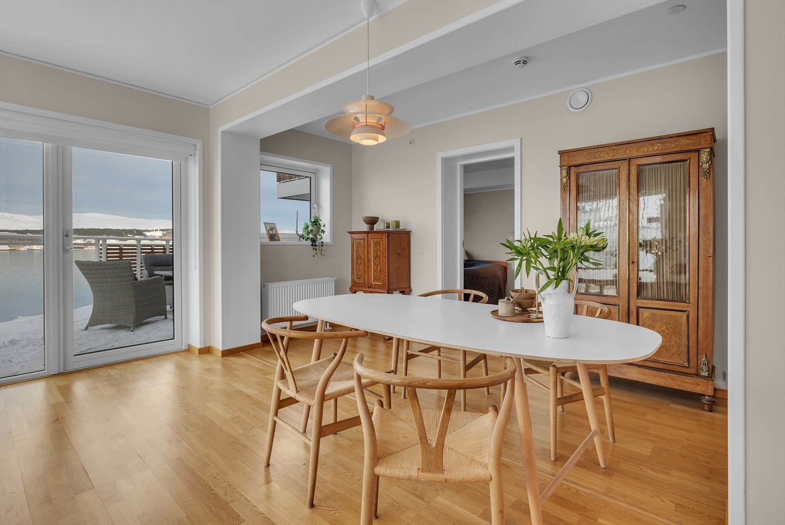 Fra stuen har man utgang til veranda med gode sol- og lyforhold Galleribilde