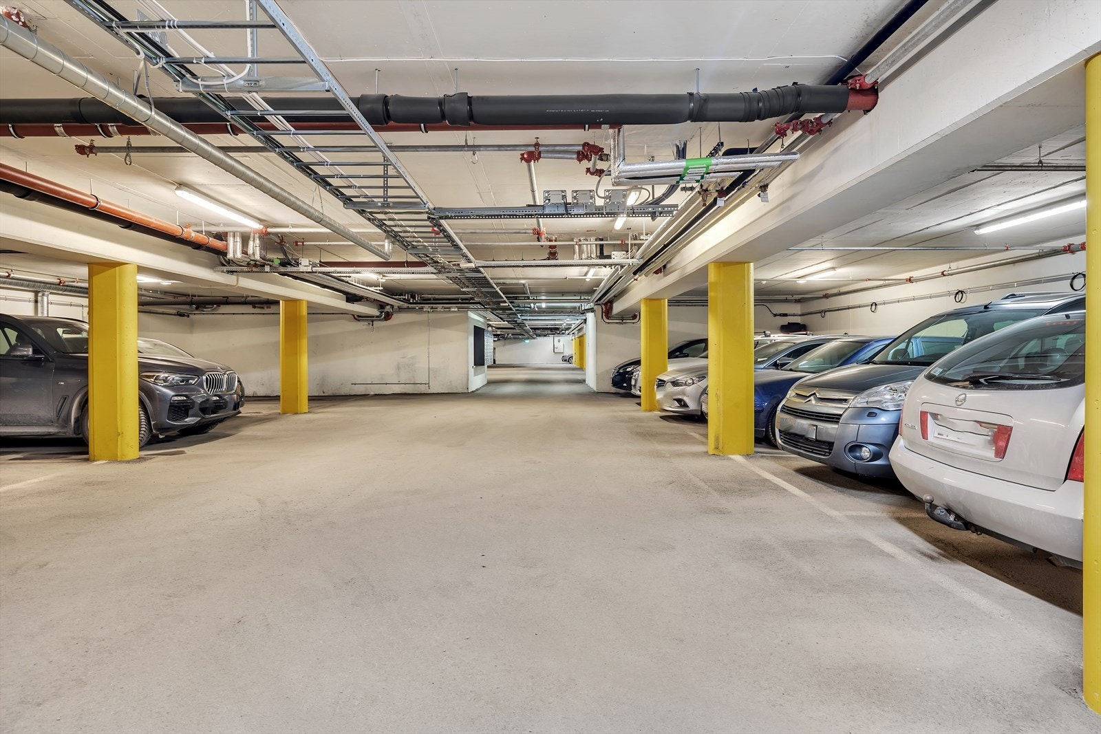 Parkering i garasje Galleribilde