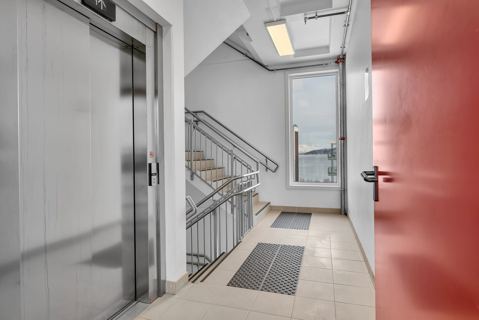 Heis i bygget som leder til alle plan Galleribilde