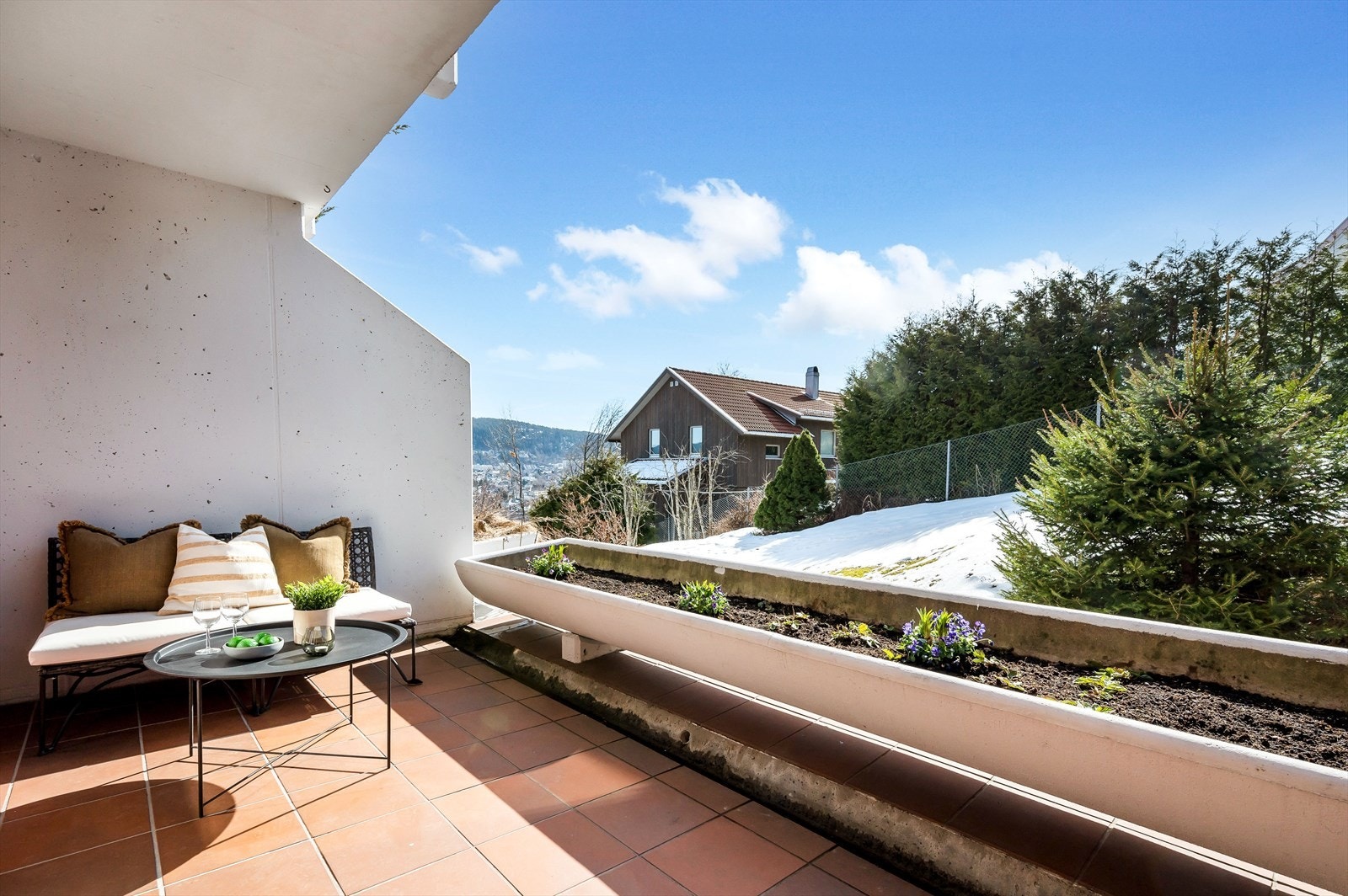 Det er en liten utebod i tilknytning til terrassen. Galleribilde