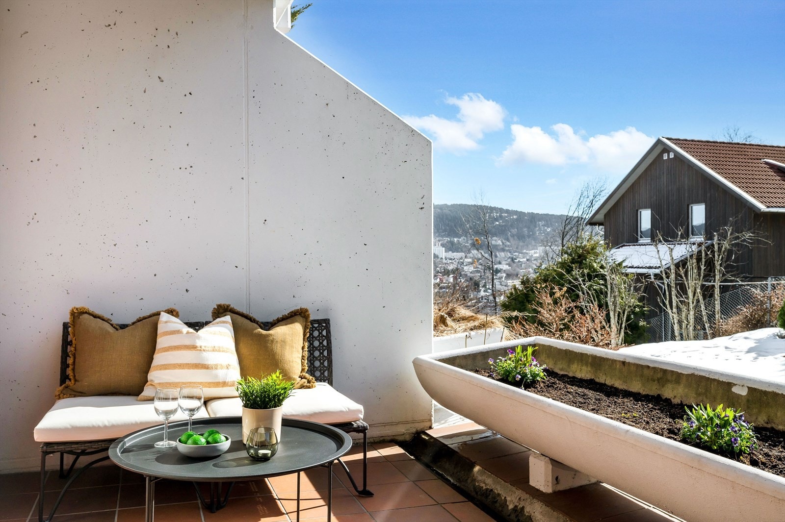 Terrassen er sydvendt og byr på formiddags- og ettermiddagssol. Galleribilde