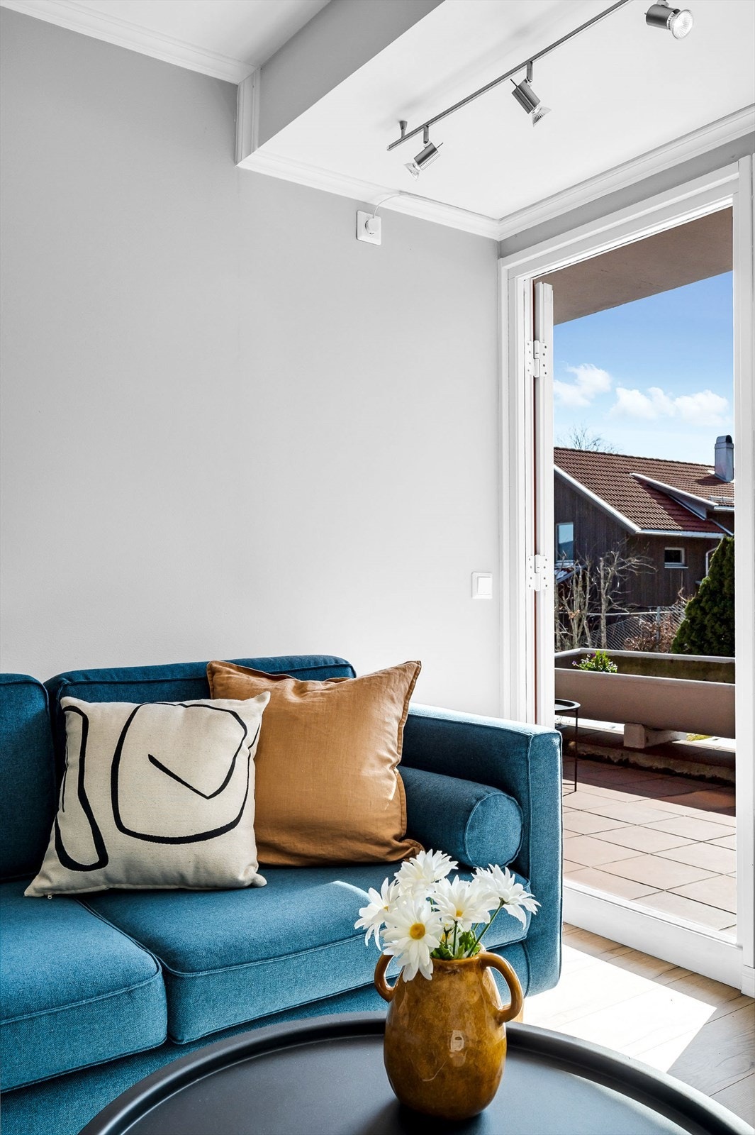 Utgangsdør til en flott og solrik terrasse. Galleribilde