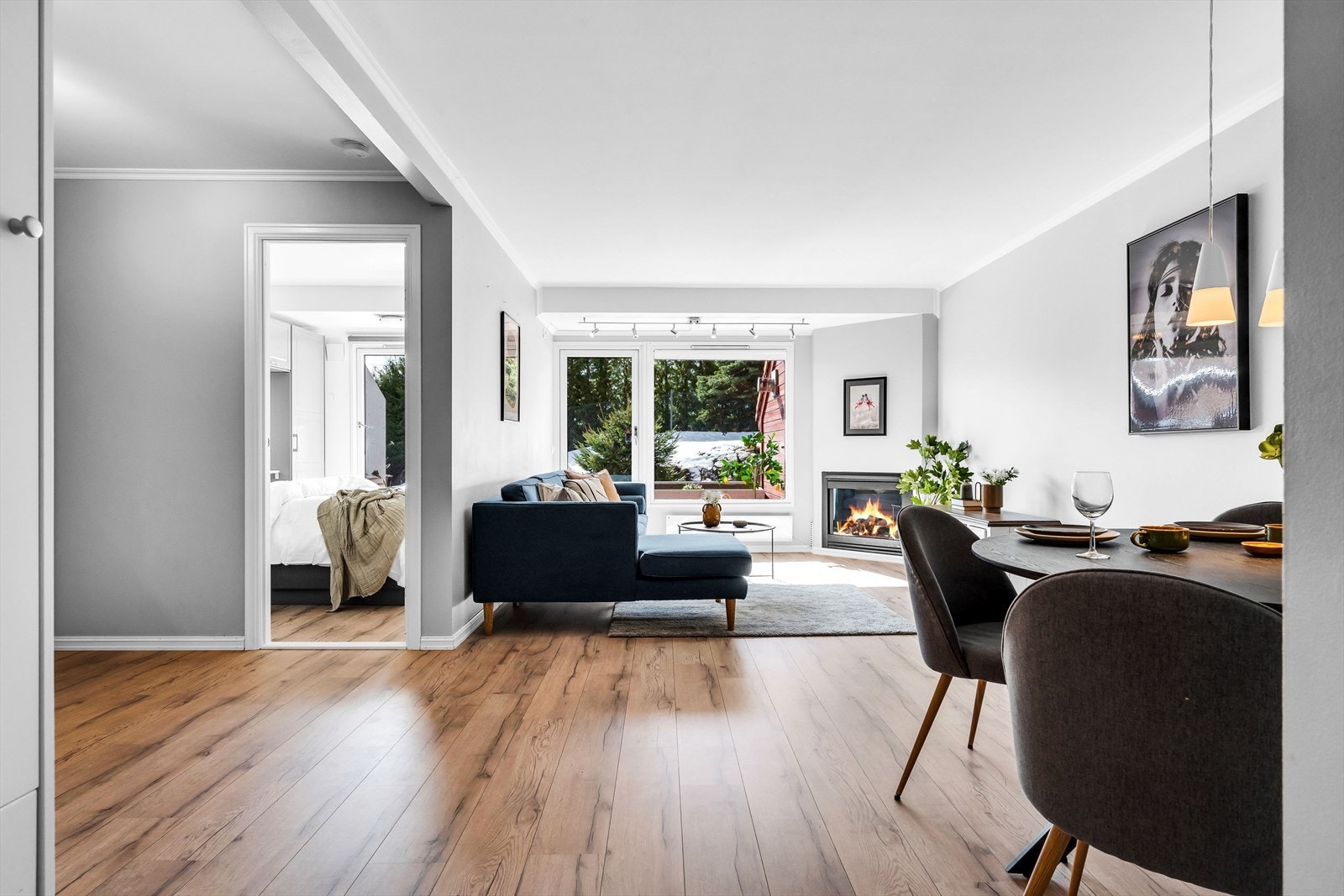 Boligen fremstår som lys og romslig med en praktisk planløsning. Galleribilde