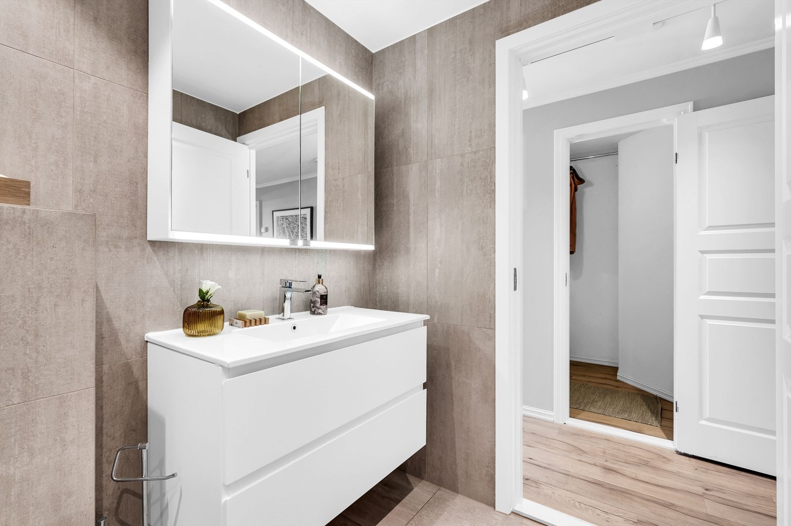 Baderommet fremstår som tidløst med pene fliser. Galleribilde