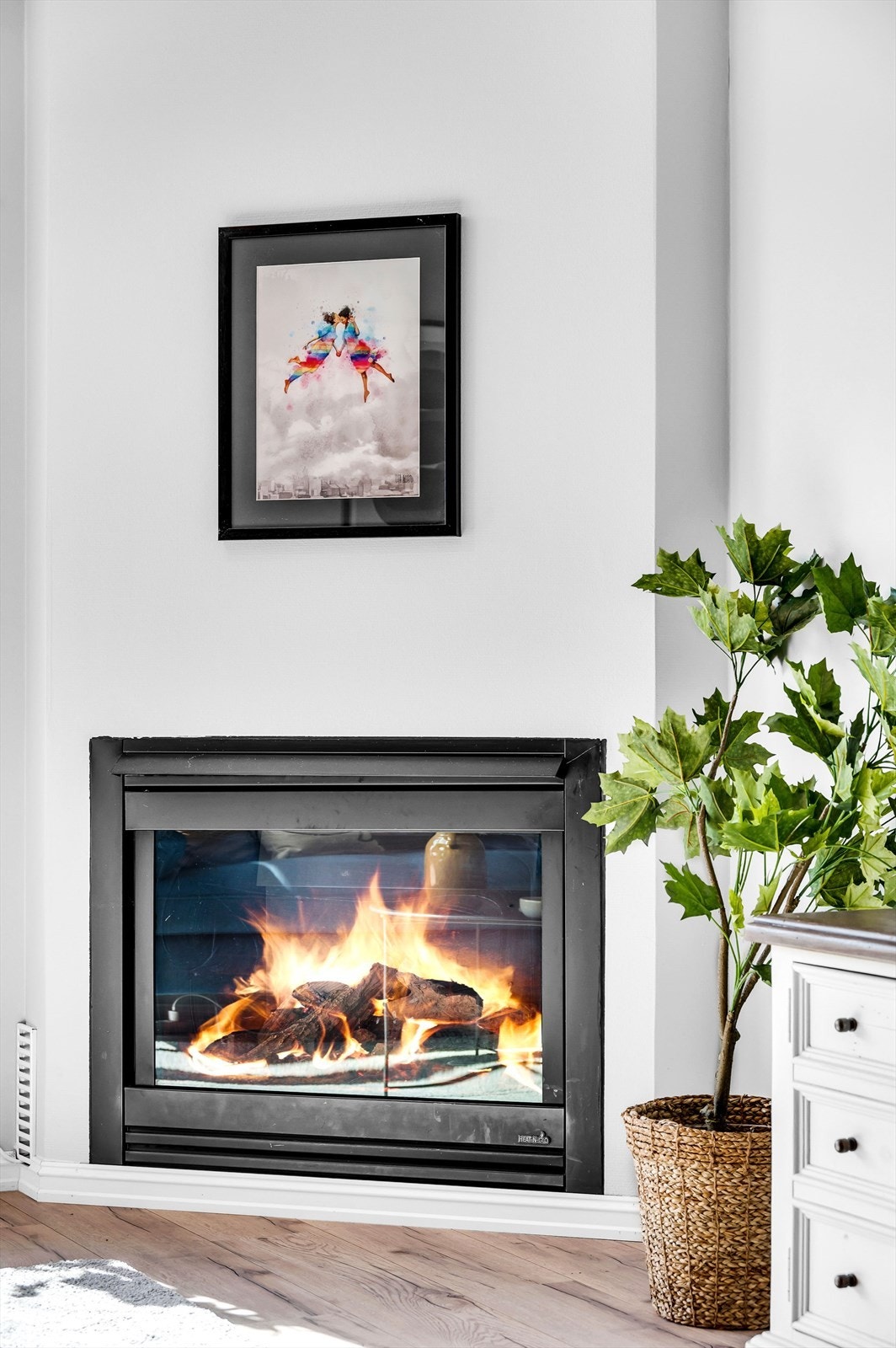 Koselig gasspeis i stuen som bidrar til en lun og hyggelig stemning. Galleribilde