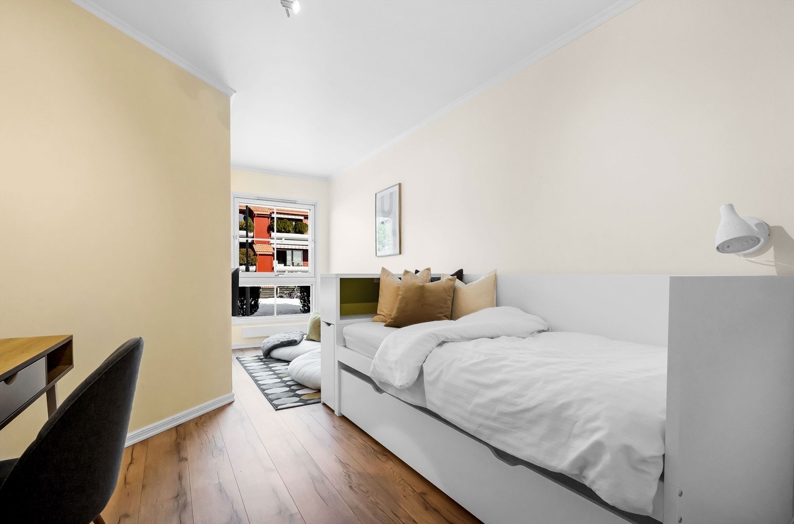 Rommet har fler innredningsmuligheter. Slik det står i dag er det en stor enkeltseng, skrivebord og tv-krok. Galleribilde