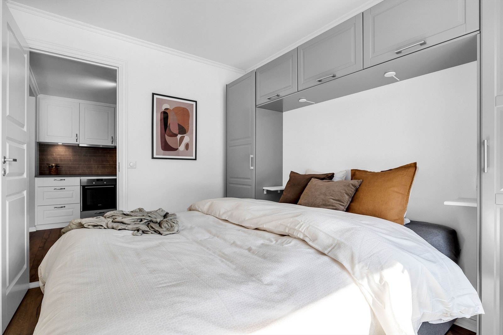 Meget praktisk plassbygget garderobeløsning. Ved ønske kan lettvegger fjernes slik at stuen blir enda større. Galleribilde