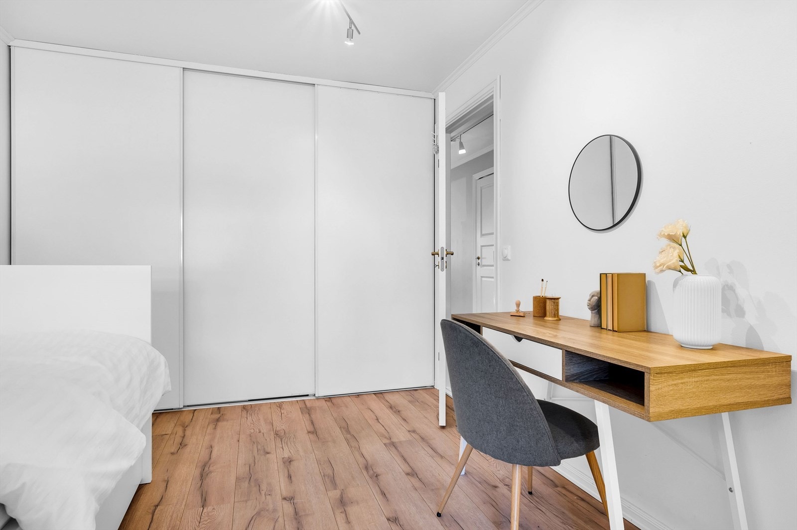 Stor skyvedørsgarderobe på det største soverommet, som i dag brukes som barnerom. Galleribilde