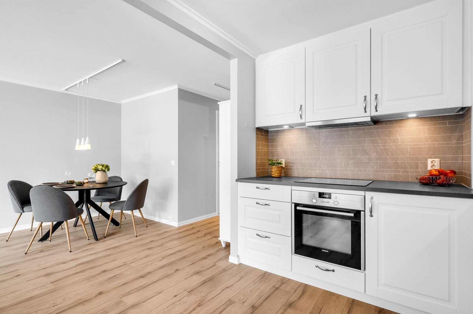 Behagelige farger som lyser opp boligen. Galleribilde