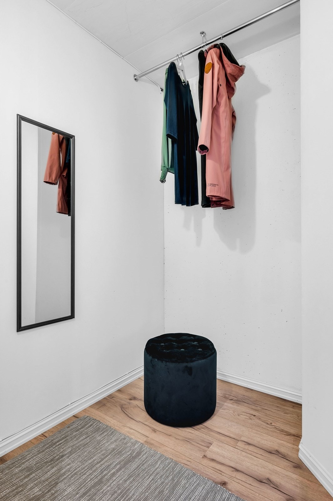 Praktisk omkledningsrom i tilknytning til entréen. Galleribilde