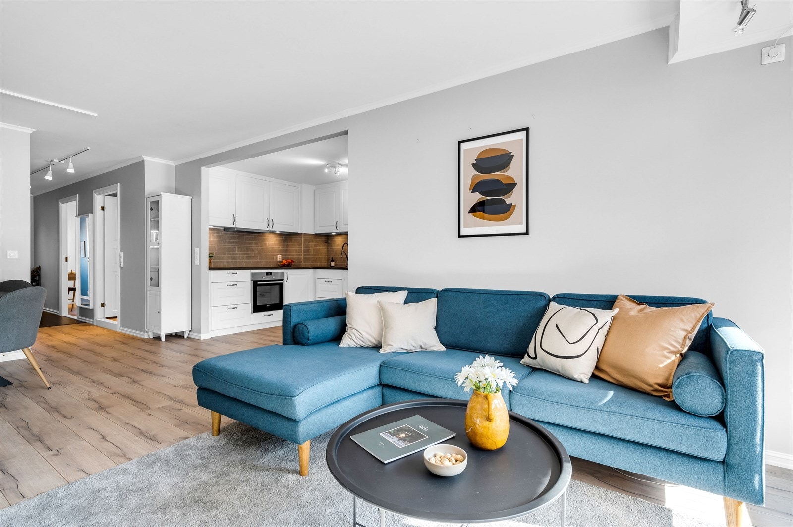 Stuen er romslig og sosial, samtidig som den har en naturlig soneinndeling. Galleribilde