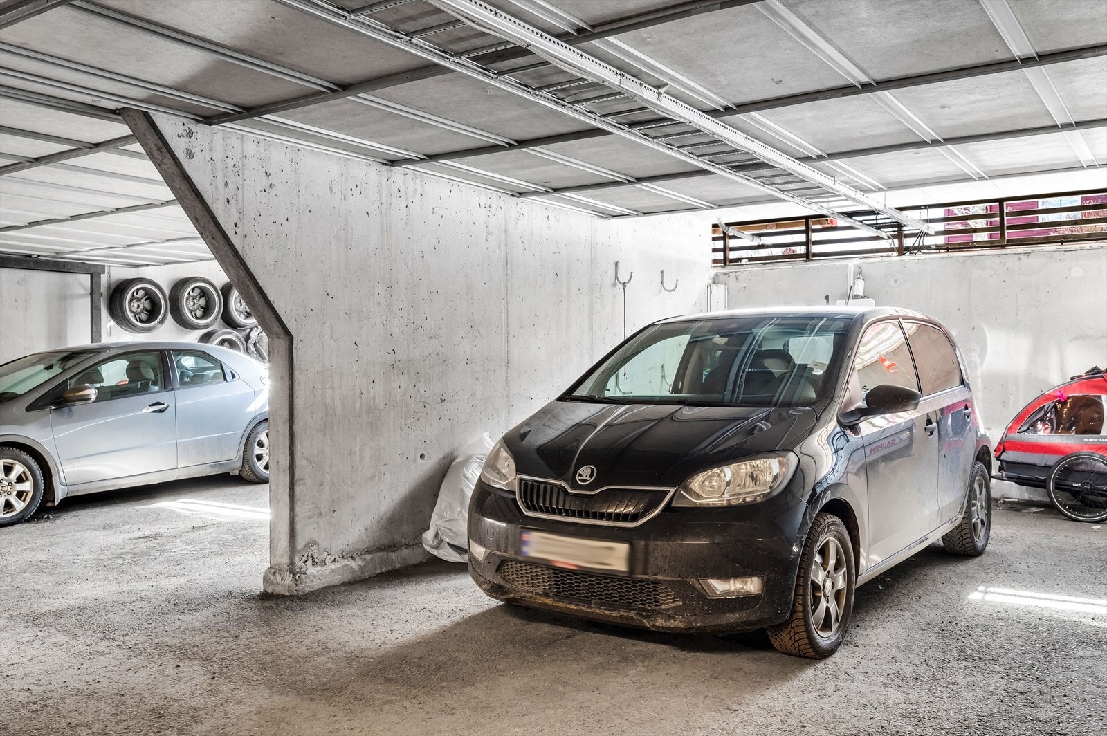 Medfølgende garasjeplass med elbillader. Galleribilde