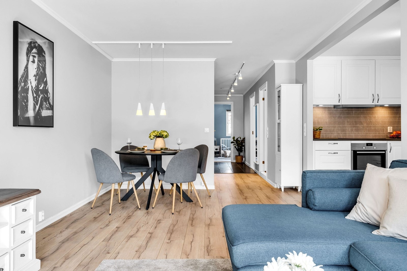 Lys stue med nyere gulv (2016). Galleribilde