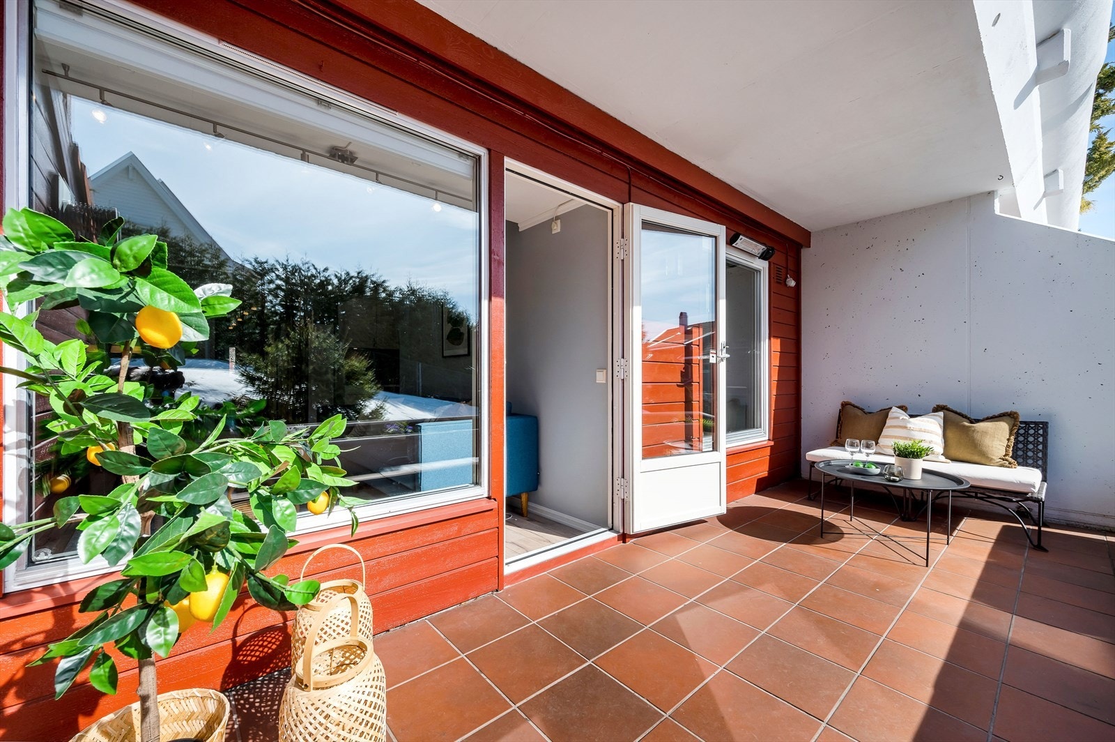 Terrassen er på ca 10,5 kvm. Her får du plass til ønskelig utemøblement. Galleribilde