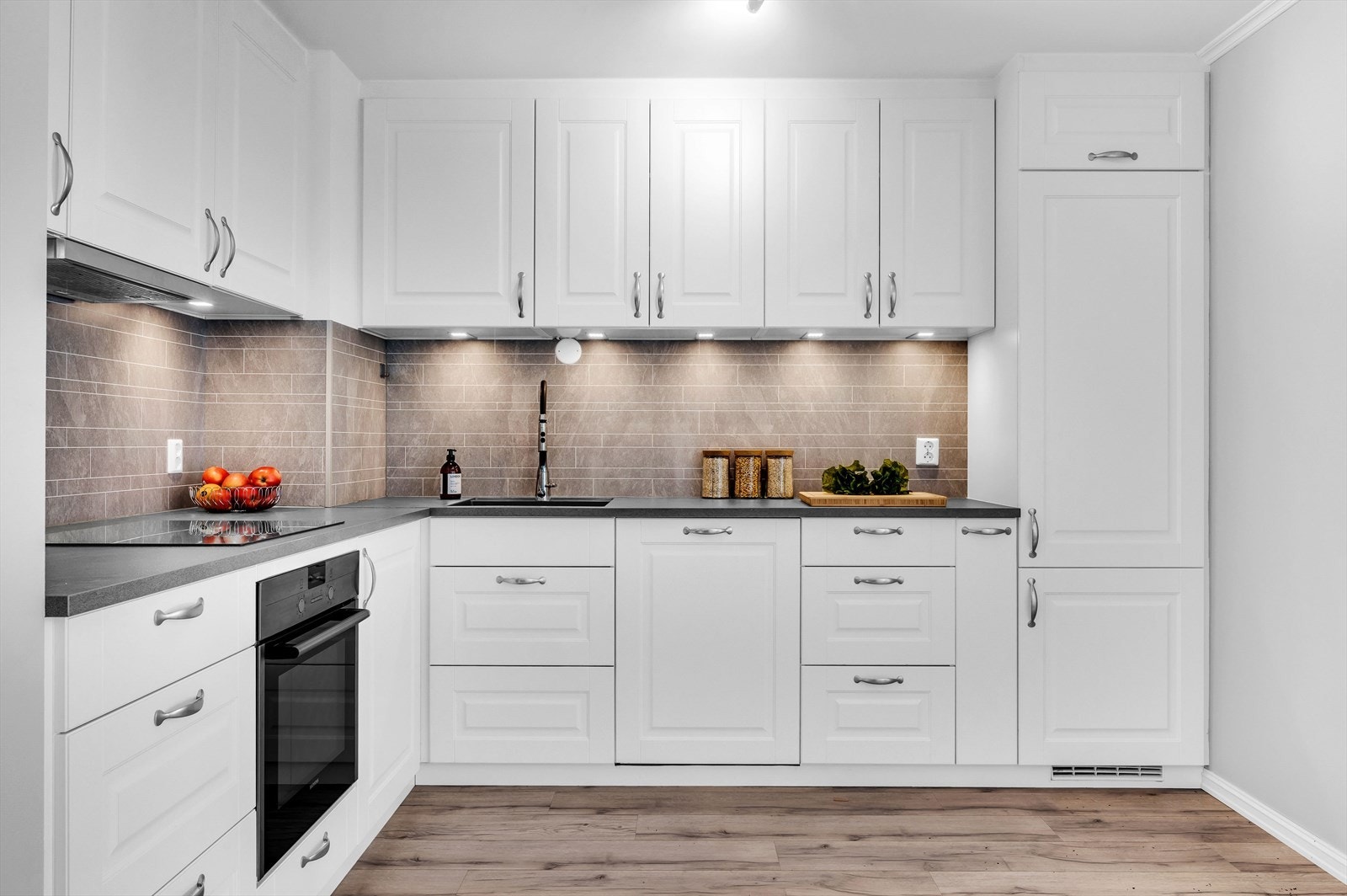 Nytt KVIK-kjøkken fra 2016 som byr på godt med skap- og benkeplass. Galleribilde