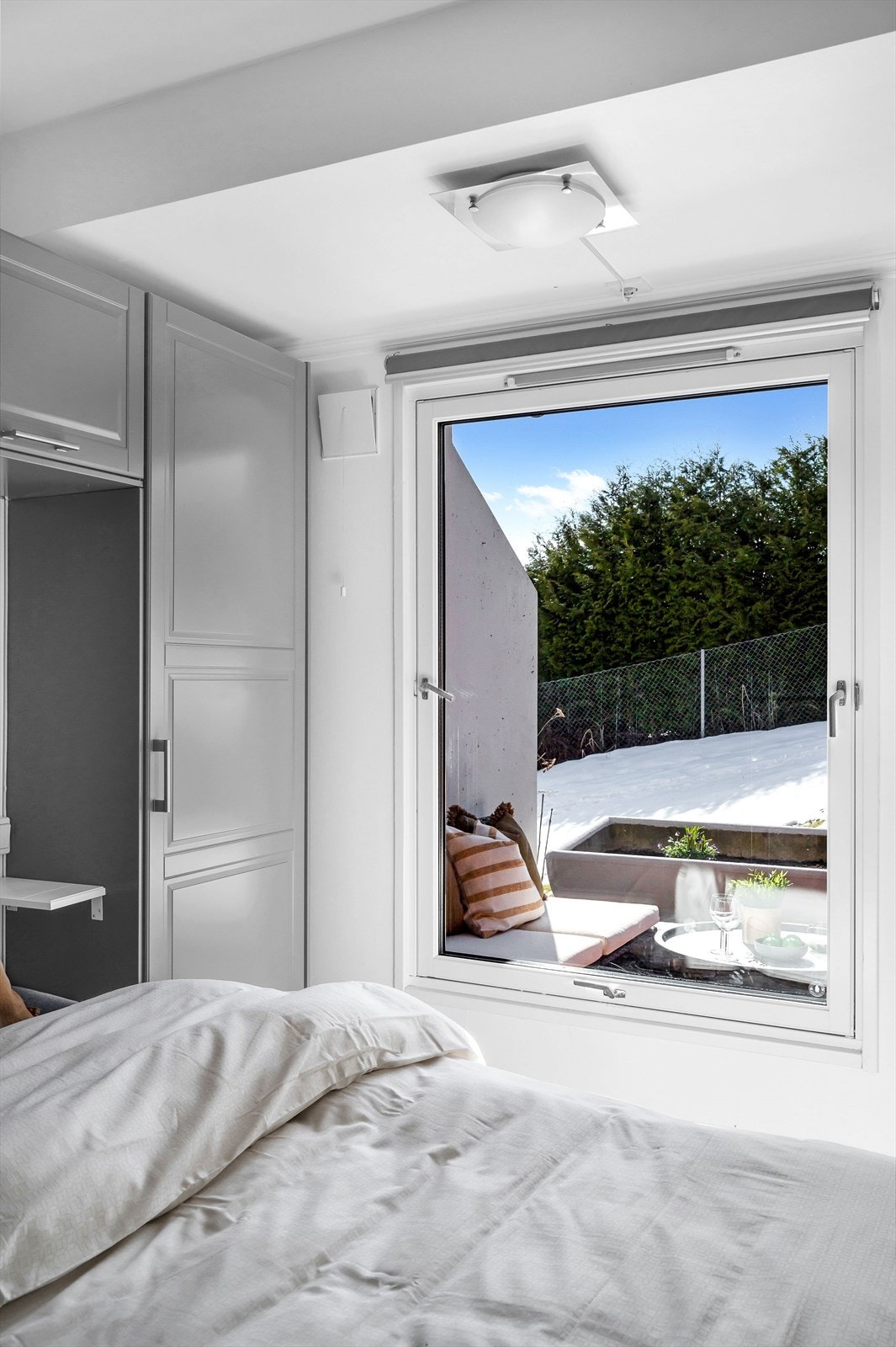 God størrelse på vindu som gjør soverommet lyst og svalt. Galleribilde