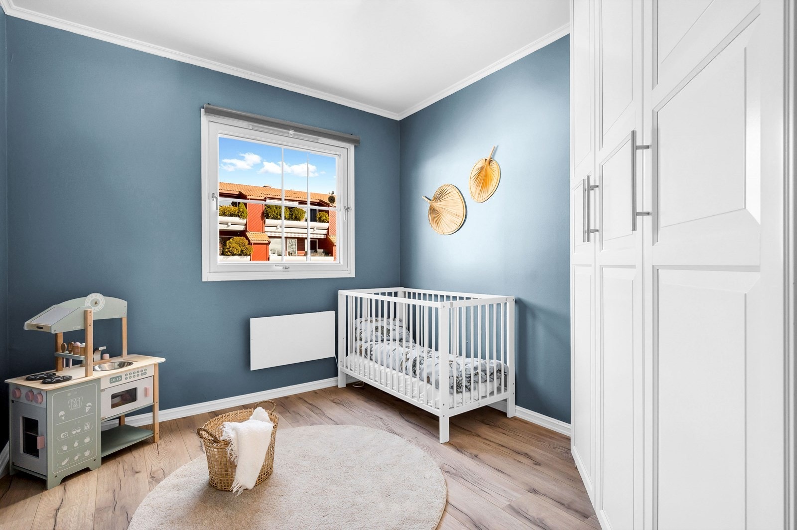 Dette er det minste av de tre soverommene. Rommet er malt i en behagelig farge, med laminat på gulv. Rommet passer også ypperlig som kontor eller gjesterom. Galleribilde