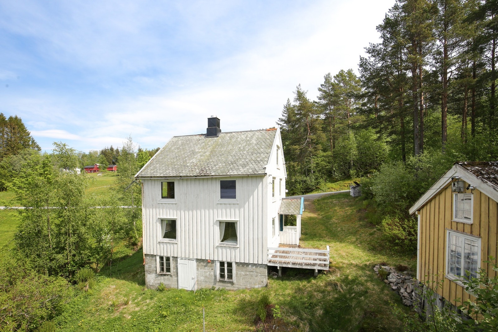 Boligen ligger lunt til, like ved sjøen. Galleribilde