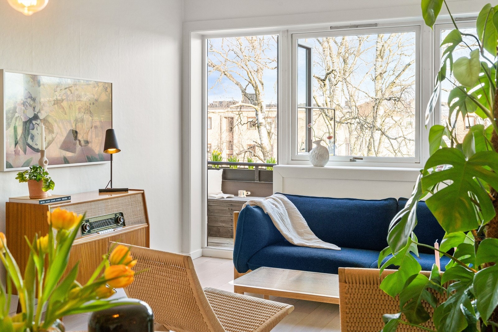 Fra stuen er det direkte utgang til balkong med sol fra soloppgang. Denne vender inn mot Balkebyparken - en grønn oase midt på Majorstuen. Galleribilde