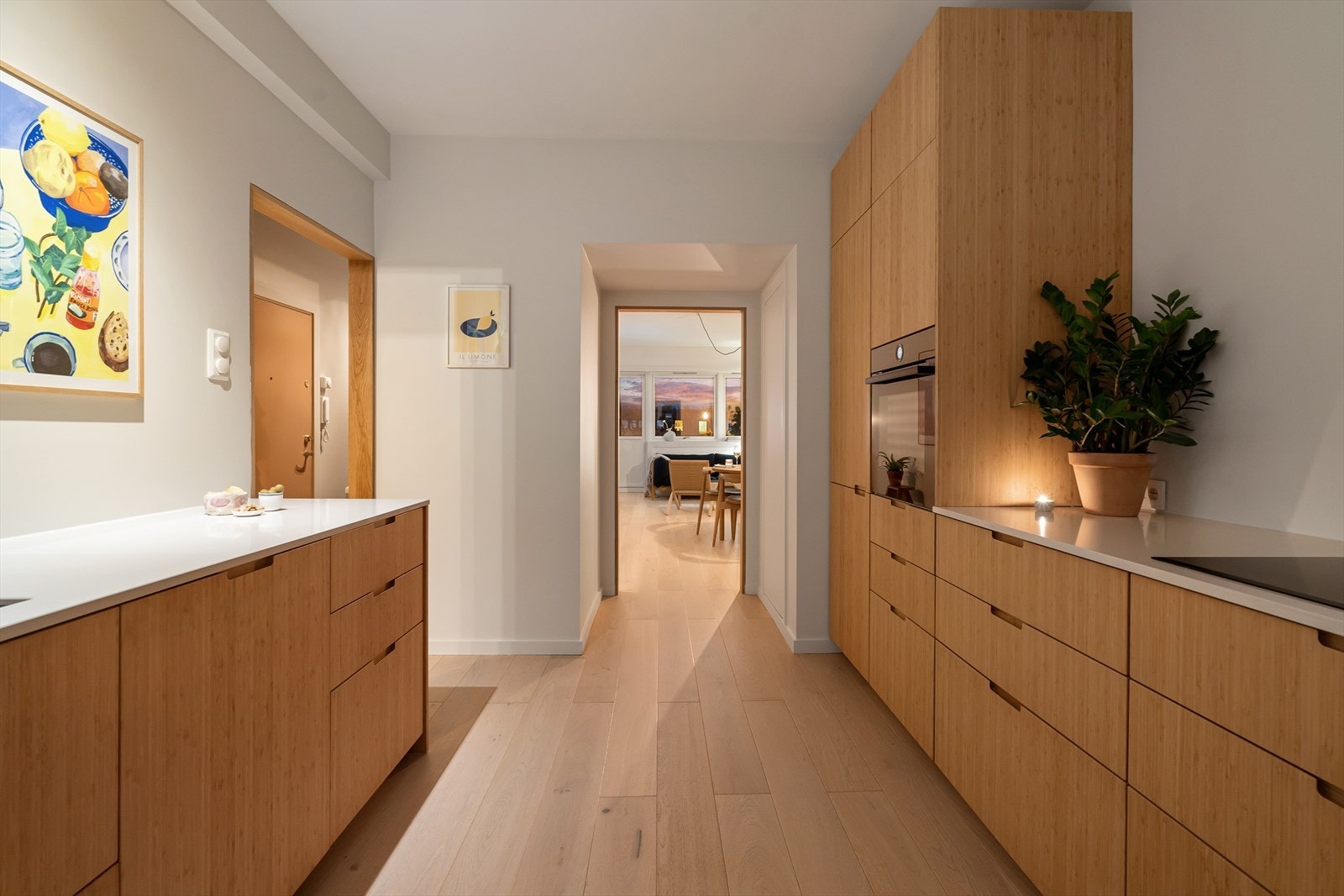 Gjennomgående, listfritt gulv kobler kjøkken og stue sammen på en naturlig, harmonisk måte. Galleribilde