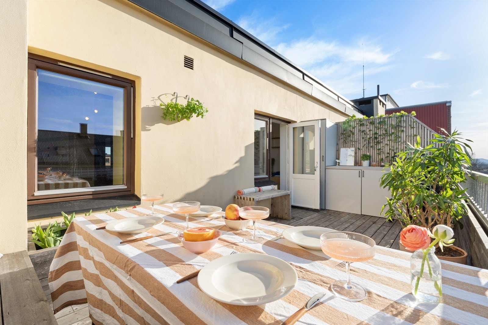 Takterrassen på hele 15 kvadratmeter er betydelig påkostet og kan skilte med terrassedekke i bærekraftig norsk Kebony, plassbygget utekjøkken, plassbygde møbler, utevann og fantastiske solforhold. På sommerhalvåret bader denne perlen i sol! Galleribilde