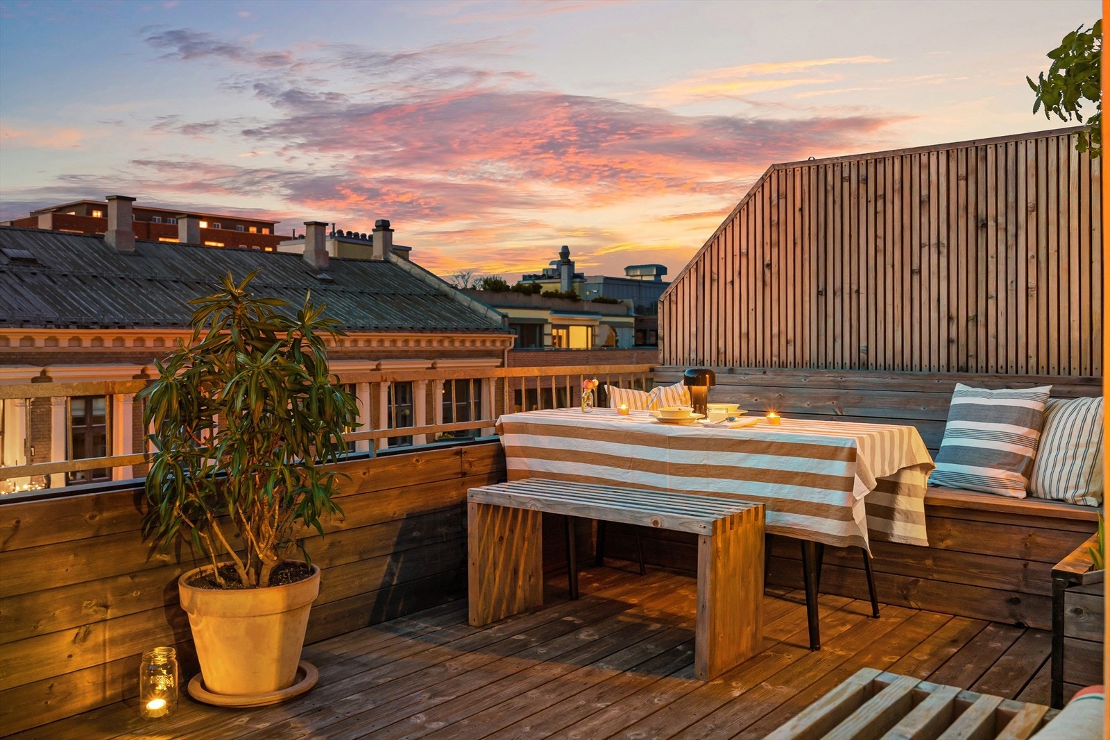 Med privat takterrasse på hele 15 kvadratmeter ligger alt til rette for sosiale lag eller rolig rekreasjon for seg selv. Terrassen har uendelige bruksmuligheter og bader i sol på sommerhalvåret. Galleribilde