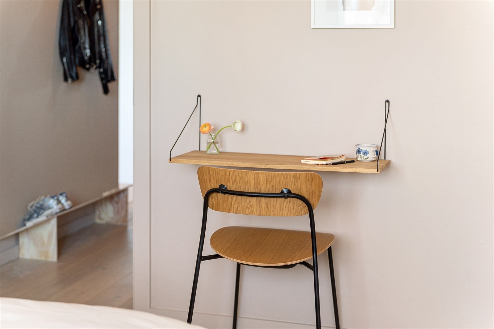 En hyggelig arbeidssone på soverommet gjør det lett å trekke seg tilbake når behovet melder seg. Galleribilde