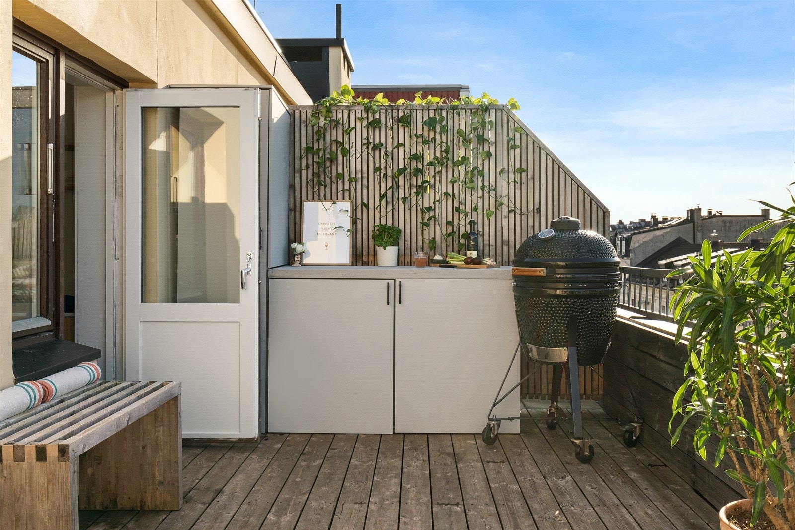 Utekjøkkenet kompletterer det store uterommet og gir fantastiske muligheter for matlaging og sosialisering under åpen himmel. Galleribilde