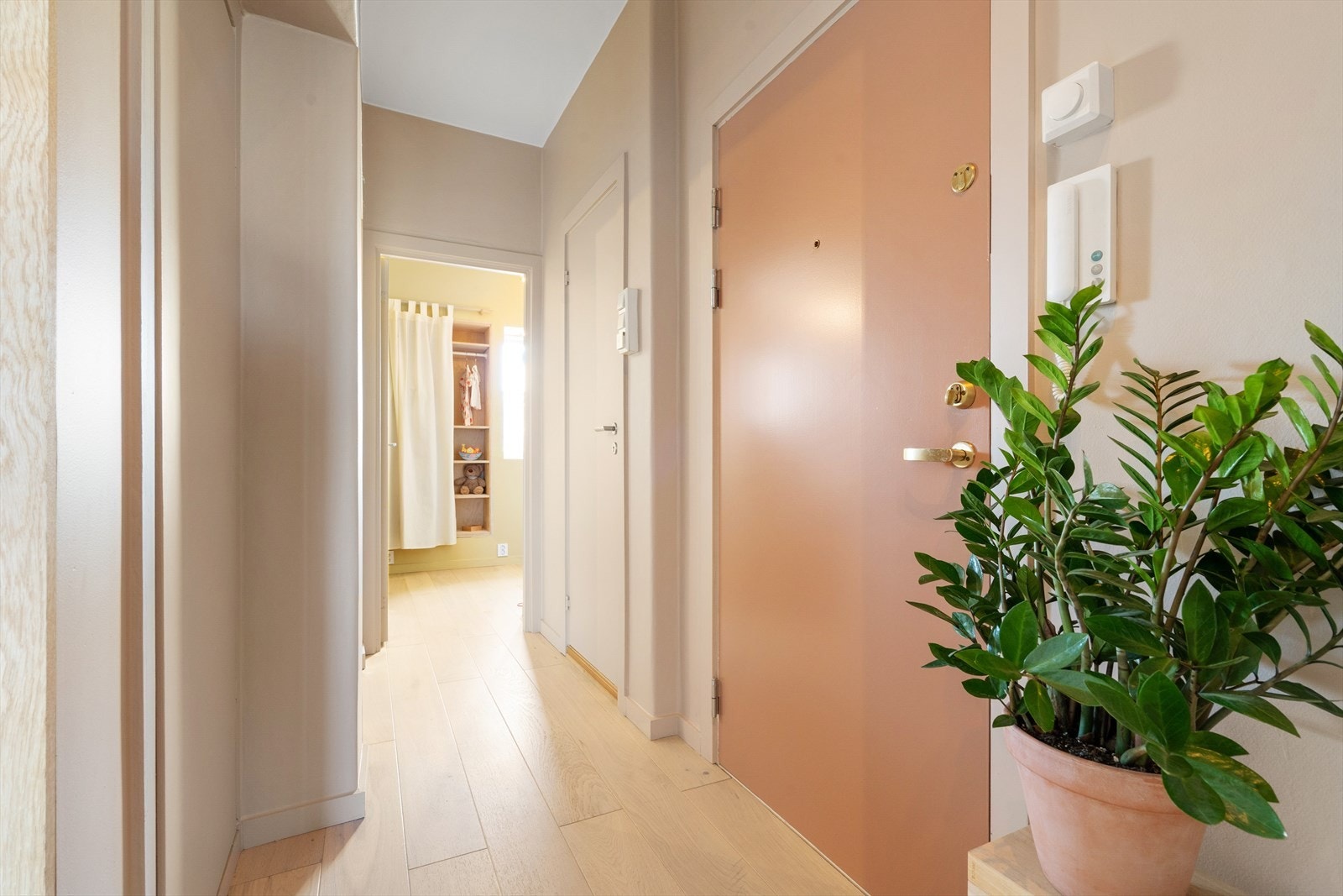 Entreen er nylig malt i lyse og behagelige farger. Med integrert skap til oppbevaring av jakker og annet ytterklær er det enkelt å holde denne ryddig og fri for rot. Galleribilde