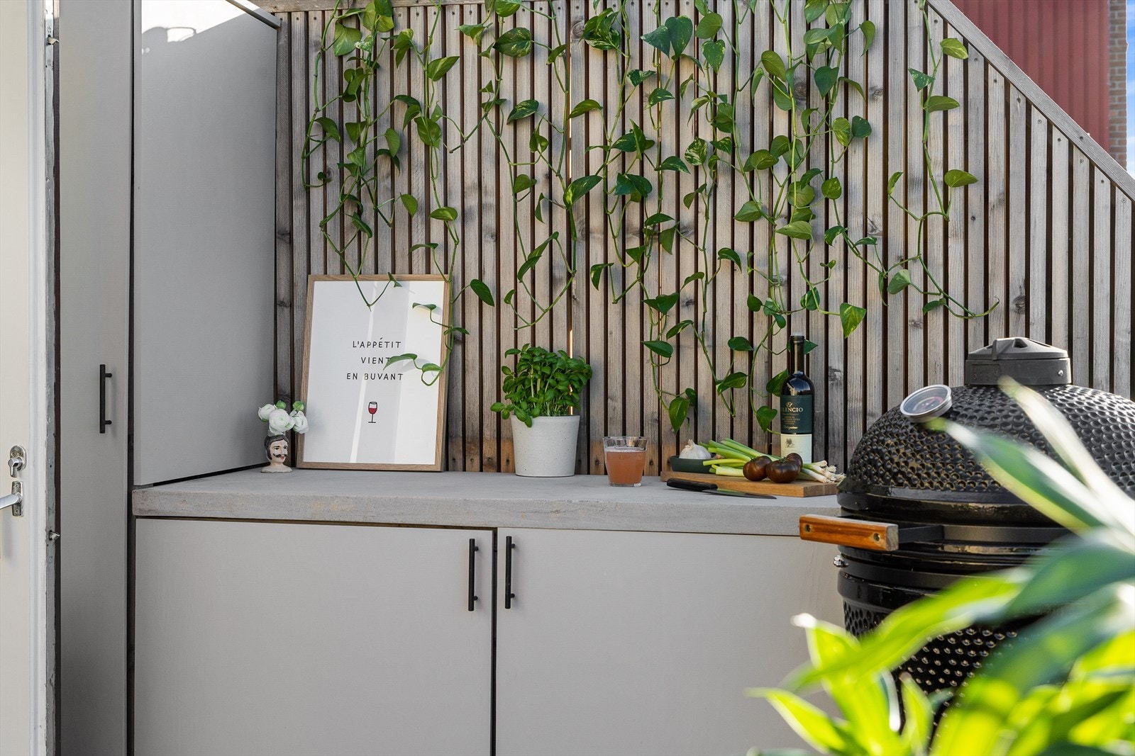 Utekjøkkenet har plasstøpt benkeplate i betong, avsatt plass til grill og masse oppbevaring til både kjøkkenutstyr og hageredskaper. Galleribilde