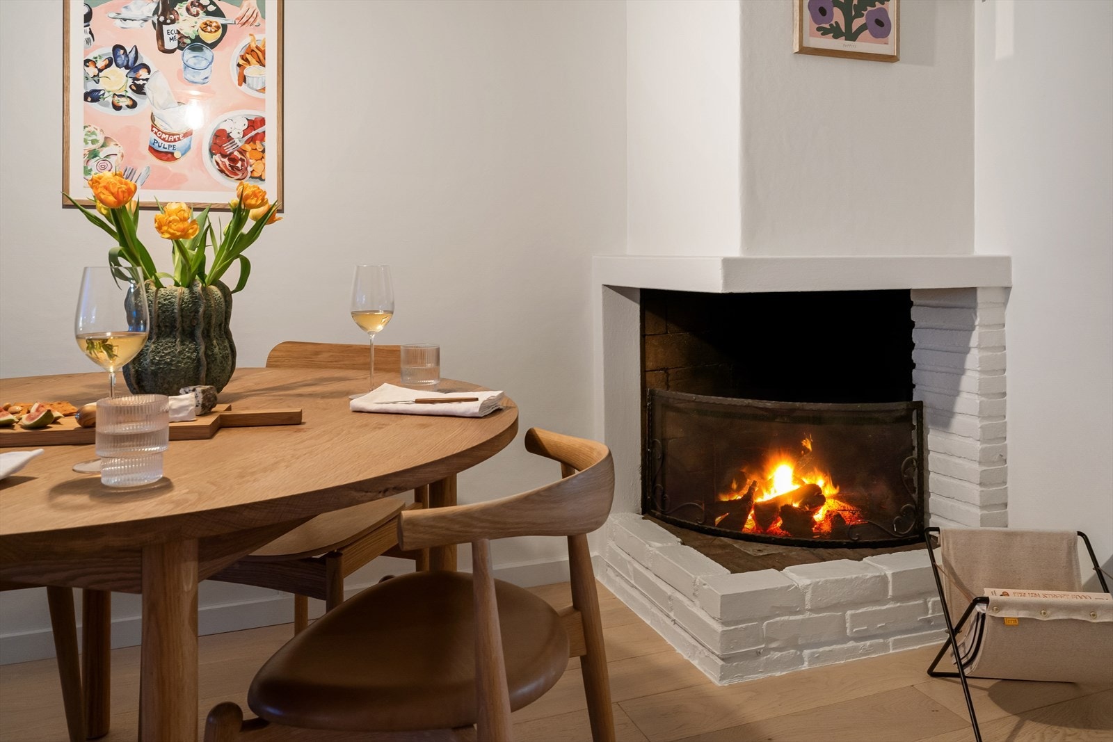 Her kan man invitere til lange og sene kvelder. Stuen har plass til stort spisebord eller et mindre bord som kan utvides med ileggsplate. Galleribilde