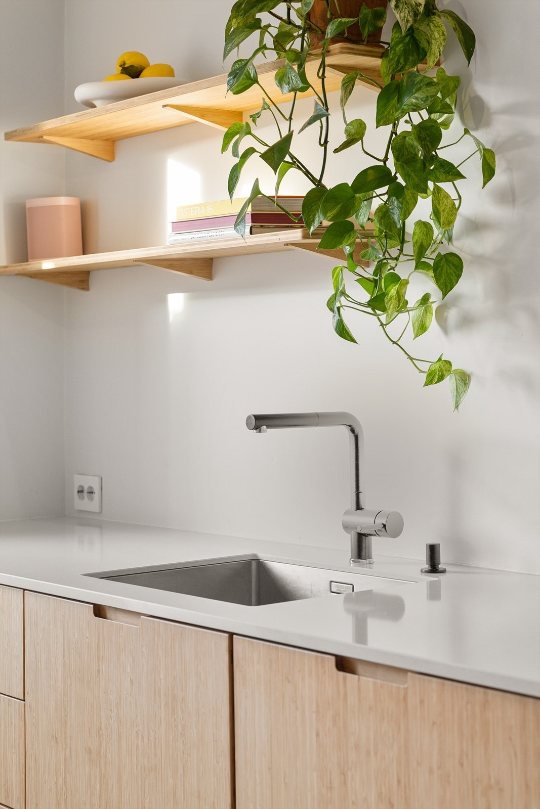 Innbygget oppvaskmaskin, benkeplate i komposittstein, samt underlimt vask og blandebatteri fra Blanco. Galleribilde