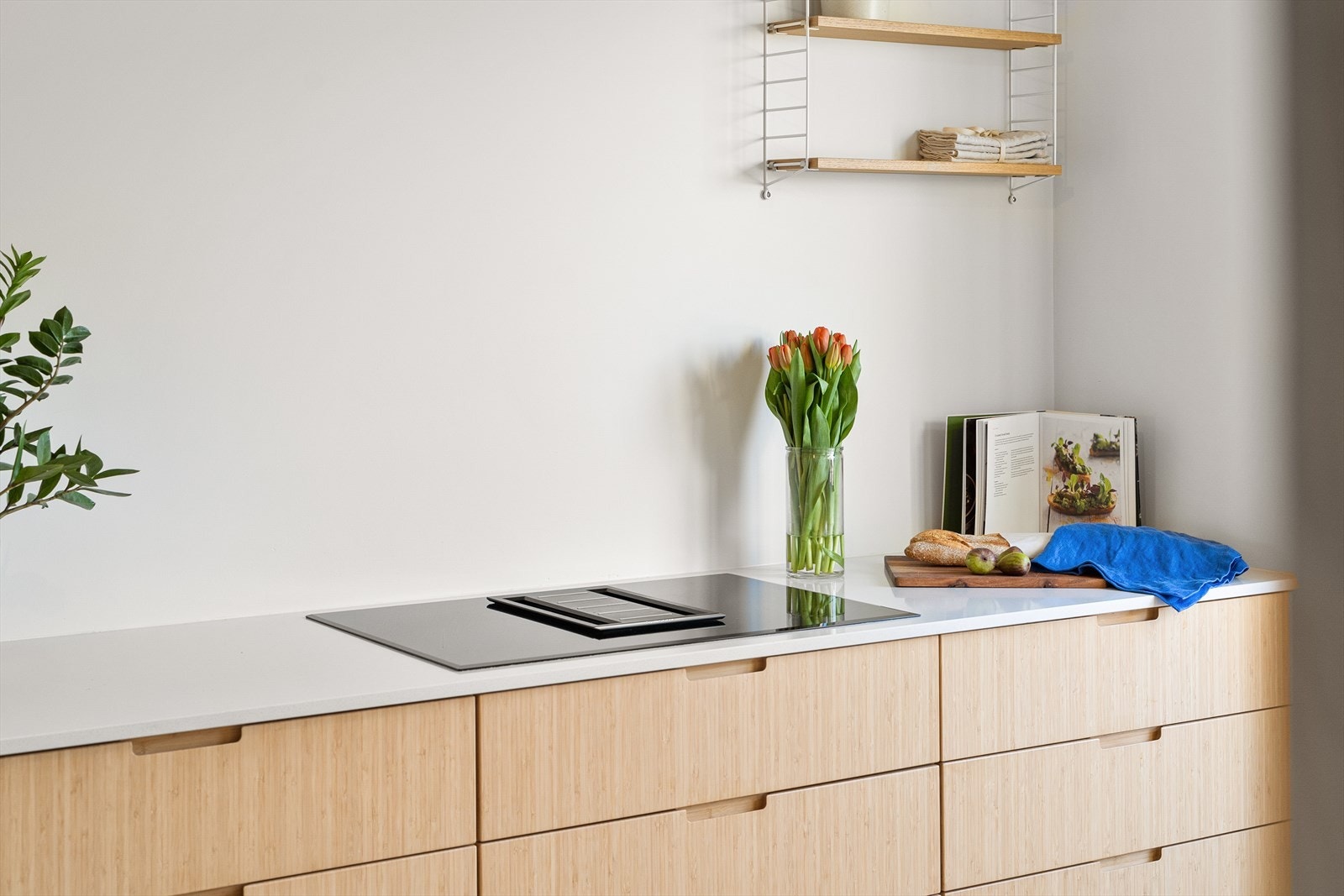 Nedfelt Bosch induksjonstopp med integrert ventilator fullfører den rene stilen. Galleribilde