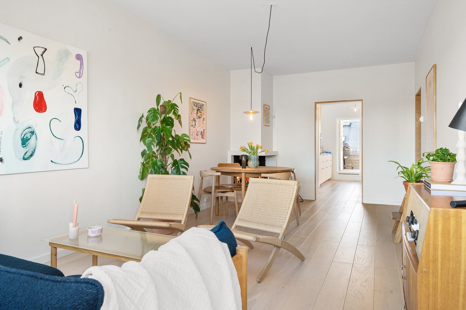 Med balkong i den ene enden og takterrassen i den andre ligger kvalitetene på rad og rekke. De gjennomgående sosiale sonene gir fantastiske muligheter for selskaper og sosiale lag. Galleribilde